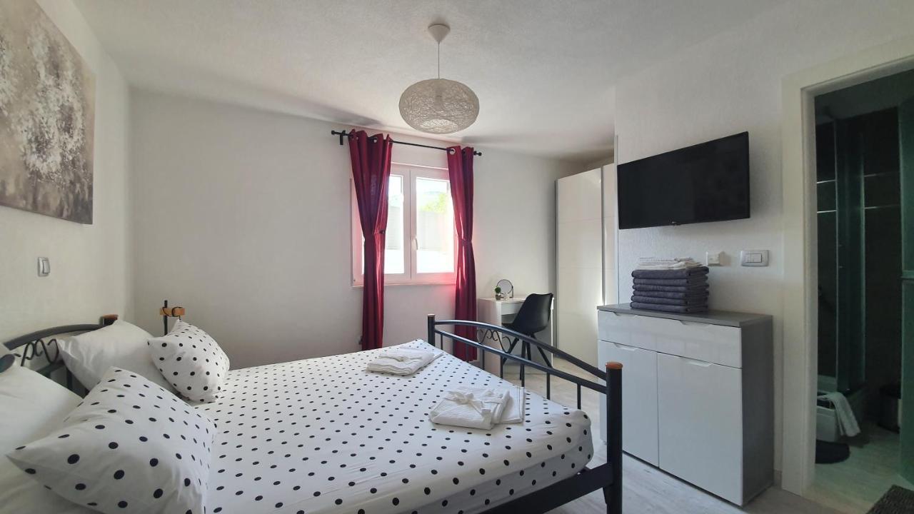 Villa Fides With Private Pool, Garden And Sea View Kaštel Novi 외부 사진