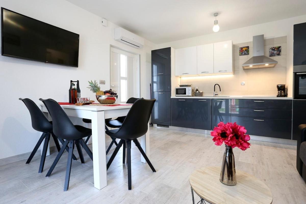 Villa Fides With Private Pool, Garden And Sea View Kaštel Novi 외부 사진